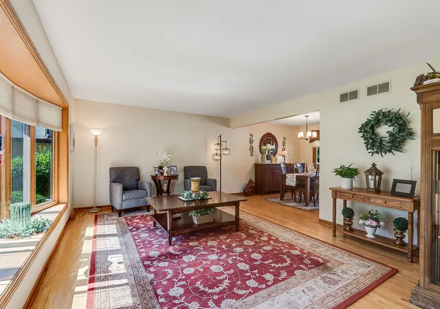 3rd image of 7706 Hayenga Ln, Darien, IL 60561 | MLS# 12662039