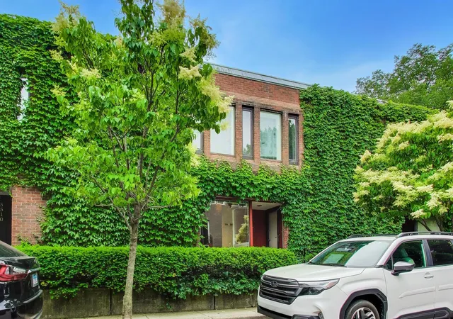Photo 2 of Townhouse for sale at 5508 S Kenwood Ave, Chicago, IL 60637 | MLS# 12662092 | Listing updated on 2026-09-25