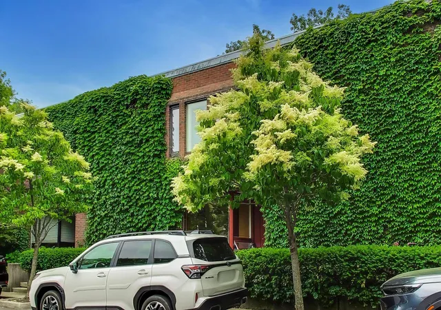 Photo 3 of Townhouse for sale at 5508 S Kenwood Ave, Chicago, IL 60637 | MLS# 12662092 | Listing updated on 2026-09-25