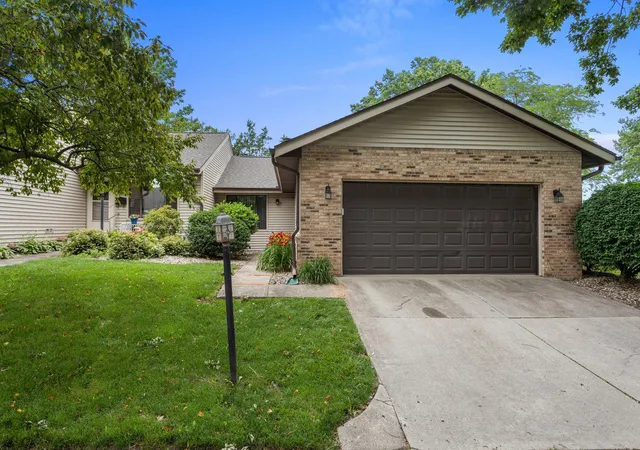 Homes for sale in Urbana, IL | 2005 Eagle Ridge Ct #D, Urbana, IL 61802 | MLS# 12662105