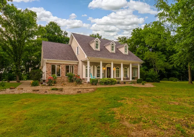 Photo 3 of Single family home for sale at 205 Blackhawk Dr, Carbondale, IL 62901 | MLS# 12662238 | Listing updated on 2026-09-24