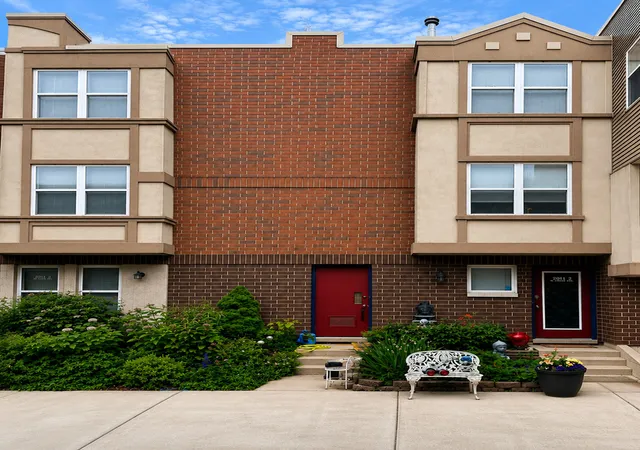 Homes for sale in Chicago, IL | 2011 W Chase Ave #2, Chicago, IL 60645 | MLS# 12662384