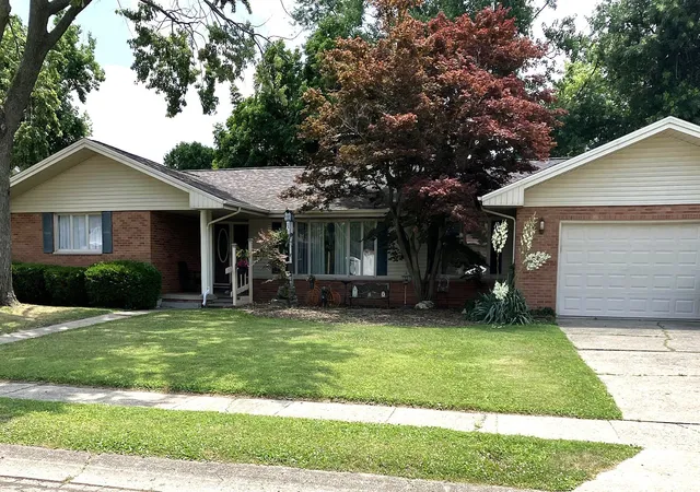 Photo 1 of Single family home for sale at 425 Crestmore Ave, Mattoon, IL 61938 | MLS# 12662452 | Listing updated on 2026-09-23