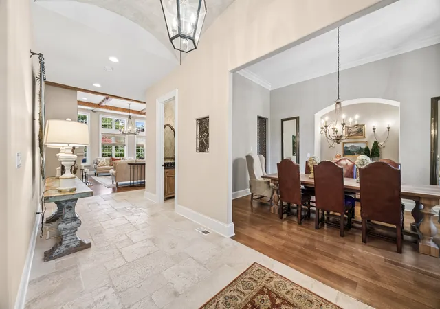 5th image of 11954 Crosscreek Ct, Burr Ridge, IL 60527 | MLS# 12662533