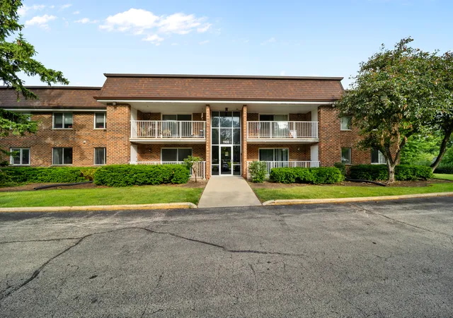 Homes for sale in Schaumburg, IL | 1102 Westover Ln #1B, Schaumburg, IL 60193 | MLS# 12662849