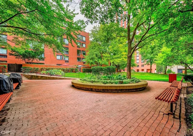 2nd image of 1115 S Plymouth Ct, Chicago, IL 60605