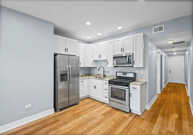 Listing Photo 4 - Condo for sale in building located at 2833 W Polk St, Chicago, IL 60612
