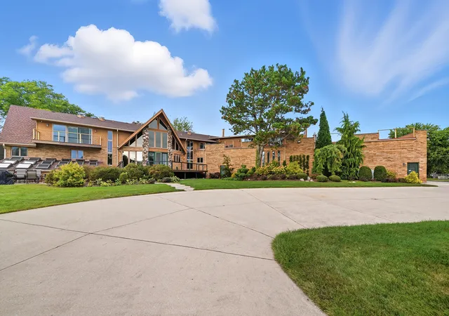 Photo 3 of Mansion for sale at 607 Berkshire Ct, Downers Grove, IL 60516 | MLS# 12663202 | Listing updated on 2026-09-23