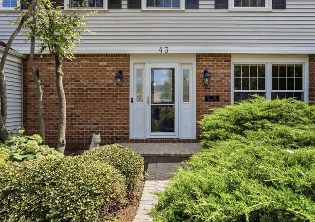 Photo 2 of Single family home for sale at 43 Dunham Pl, St. Charles, IL 60174 | MLS# 12663396 | Listing updated on 2026-09-15