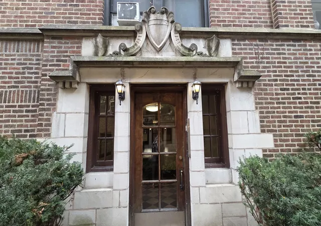 Homes for sale in Chicago, IL | 5457 S Ingleside Avenue, Chicago, IL 60615 | Houzeo