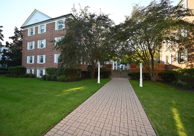1st image of 1402 Hinman Ave #2E, Evanston, IL 60201 | MLS# 12663596