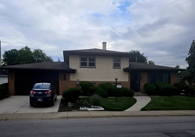 Homes for sale in South Holland, IL | 15643 Gouwens Ln, South Holland, IL 60473 | MLS# 12663616