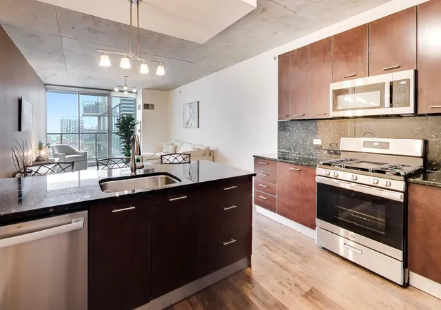 Homes for sale in Chicago, IL | 659 W Randolph Ave, Chicago, IL 60661