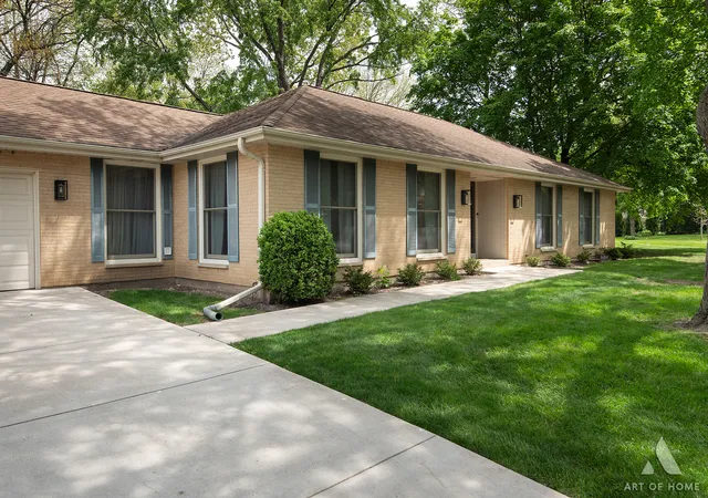 3rd image of 2 Dogwood Rd, Rolling Meadows, IL 60008 | MLS# 12663682