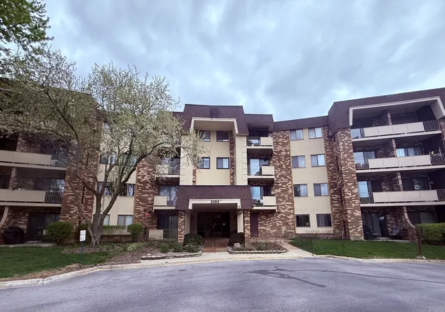 Homes for sale in Arlington Heights, IL | 3350 N Carriageway Dr #318, Arlington Heights, IL 60004 | MLS# 12663692