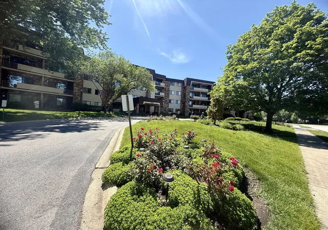 Homes for sale in Arlington Heights, IL | 3350 N Carriageway Dr #318, Arlington Heights, IL 60004 | MLS# 12663692