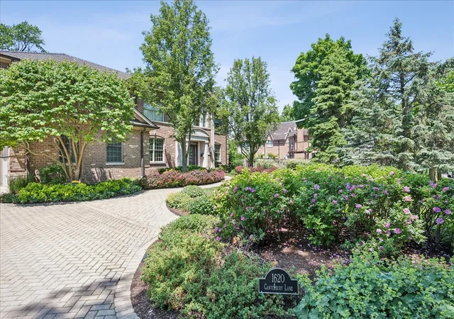 Homes for sale in Glenview, IL | 1620 Canterbury Ln, Glenview, IL 60025 | MLS# 12663714