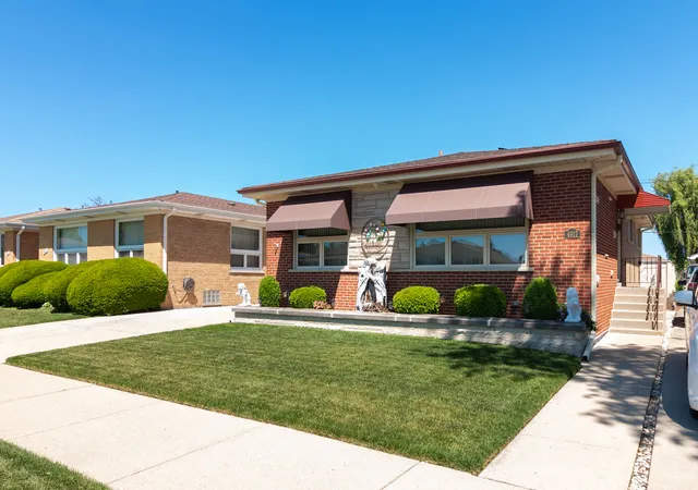 Homes for sale in Chicago, IL | 4917 N Nottingham Ave, Chicago, IL 60656 | MLS# 12663743
