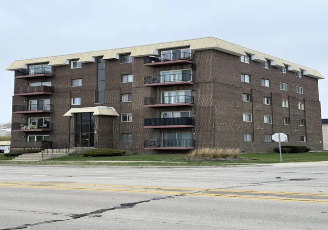Listing Photo 2 - Condo for sale in building located at 10424 Central Ave, Oak Lawn, IL 60453 - Unit #3NE