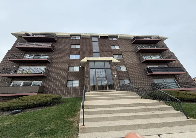 Photo 13 of Condo for sale at 10424 Central Ave #3NE, Oak Lawn, IL 60453 | MLS# 12663805 | Listing updated on 2026-06-07