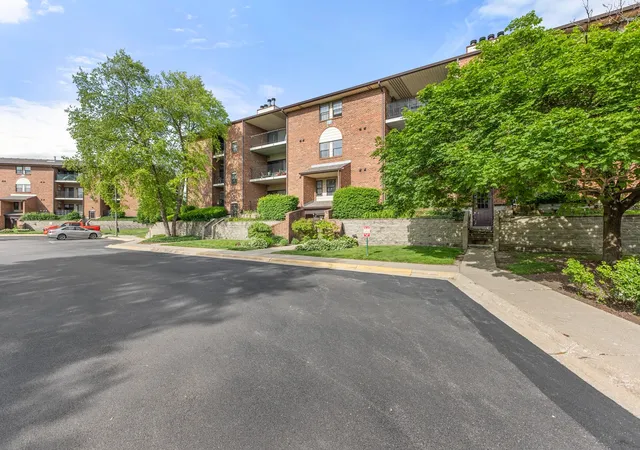 2nd image of 720 Weidner Rd, Buffalo Grove, IL 60089