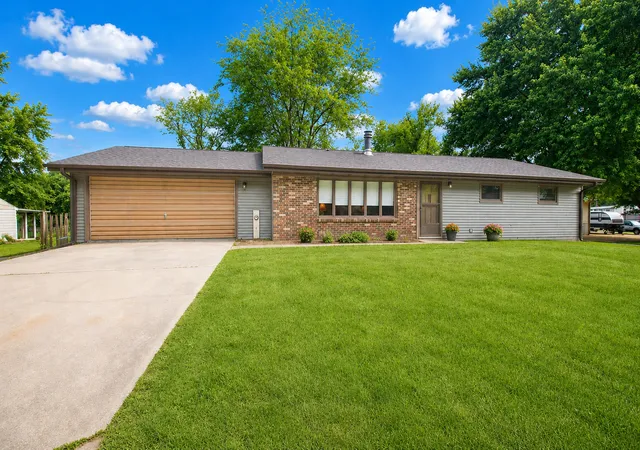 Homes for sale in Dixon, IL | 5091 W Murray Dr, Dixon, IL 61021 | MLS# 12663976