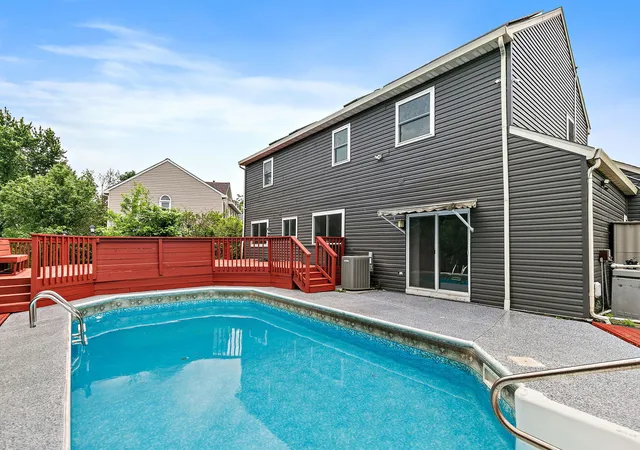 Photo 2 of Single family home for sale at 25 Magnolia Dr, Streamwood, IL 60107 | MLS# 12664012 | Listing updated on 2026-09-14