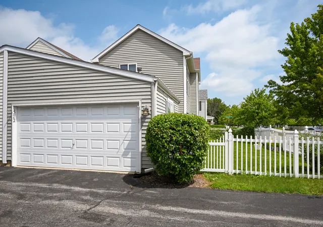 Homes for sale in Aurora, IL | 1572 Victoria Park Cir, Aurora, IL 60504 | MLS# 12664031