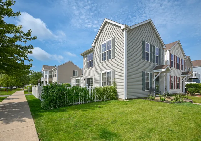 Homes for sale in Aurora, IL | 1572 Victoria Park Cir, Aurora, IL 60504 | MLS# 12664031