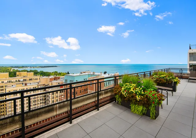 2nd image of 421 W Melrose St, Chicago, IL 60657