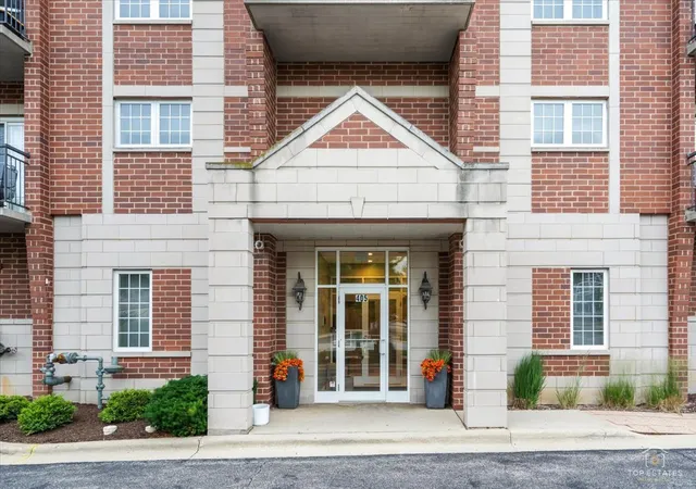 Homes for sale in Palatine, IL | 405 S Creekside Dr, Palatine, IL 60074