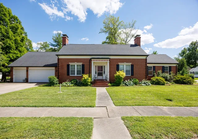 Homes for sale in Salem, IL | 825 W Warmouth St, Salem, IL 62881 | MLS# 12664119