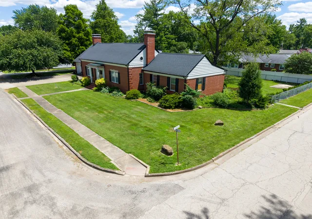 Homes for sale in Salem, IL | 825 W Warmouth St, Salem, IL 62881 | MLS# 12664119