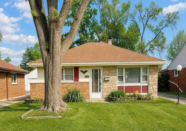 Homes for sale in South Holland, IL | 15527 Rose Dr, South Holland, IL 60473 | MLS# 12664163