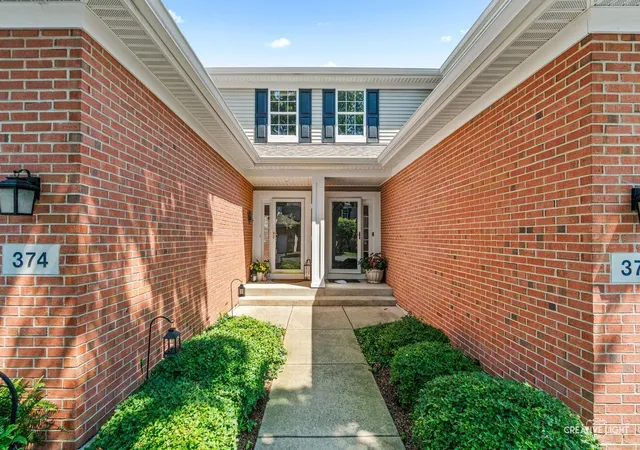 3rd image of 374 Wolcott Ln, Batavia, IL 60510 | MLS# 12664196