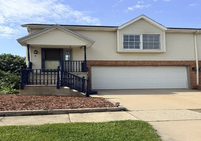 Homes for sale in Bloomington, IL | 6 Parkshores Dr, Bloomington, IL 61701 | MLS# 12664216