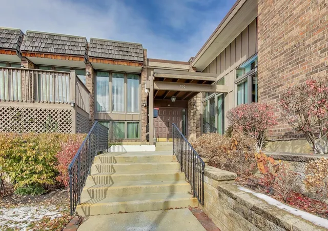 Homes for sale in Northbrook, IL | 3110 Pheasant Creek Dr, Northbrook, IL 60062