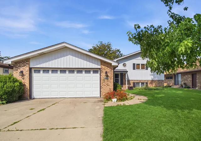 Photo 2 of Single family home for sale at 2238 Elmira Ave, Des Plaines, IL 60018 | MLS# 12664265 | Listing updated on 2026-09-29