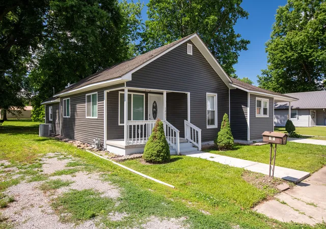 2nd image of 1608 W Adams St, Herrin, IL 62948 | MLS# 12664362