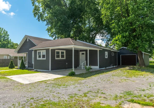 3rd image of 1608 W Adams St, Herrin, IL 62948 | MLS# 12664362