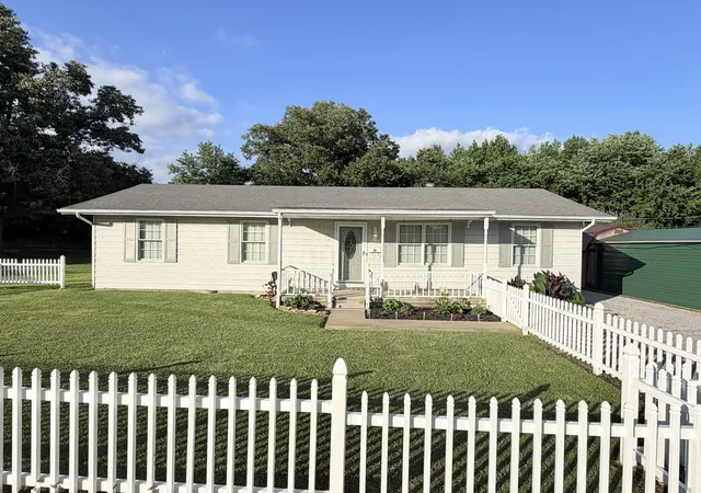 1st image of 1200 Academy St, Eldorado, IL 62930 | MLS# 12664497