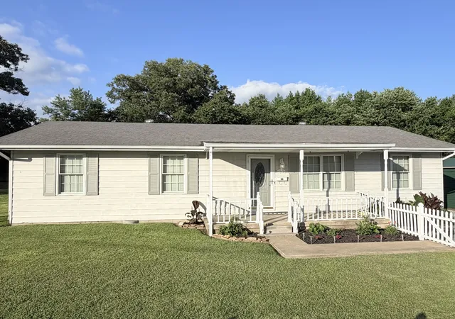 2nd image of 1200 Academy St, Eldorado, IL 62930 | MLS# 12664497