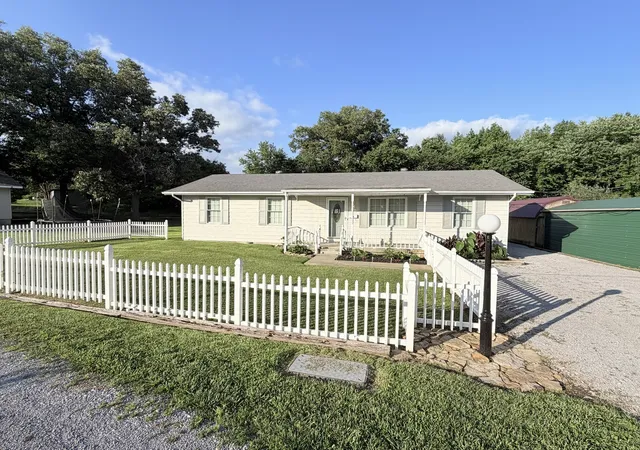 3rd image of 1200 Academy St, Eldorado, IL 62930 | MLS# 12664497