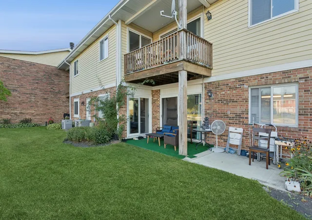 2nd image of 7235 Willow Wy Ln, Willowbrook, IL 60527