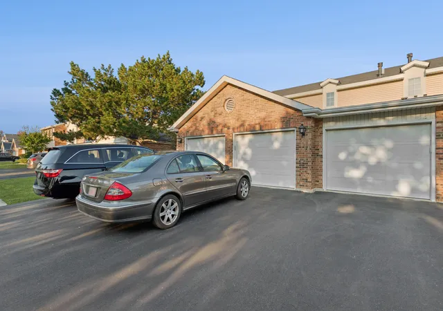 3rd image of 7235 Willow Wy Ln, Willowbrook, IL 60527