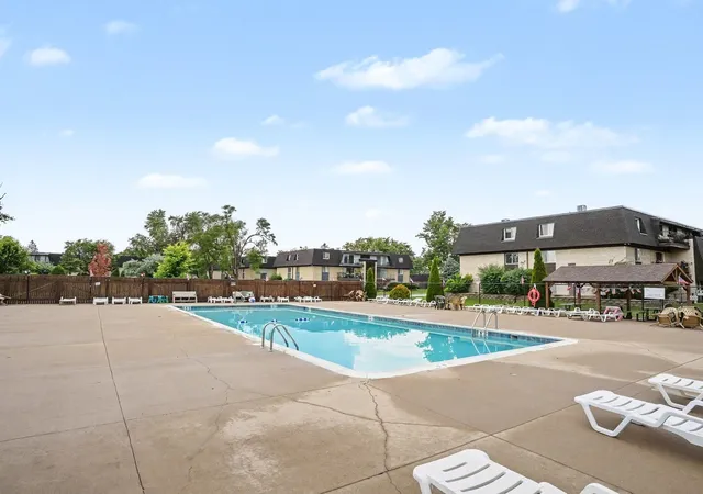 Homes for sale in Palos Hills, IL | 11115 S 84th Ave, Palos Hills, IL 60465 | Houzeo