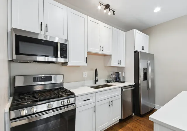 Listing Photo 5 - Condo for sale in building located at 6835 S Clyde Ave, Chicago, IL 60649