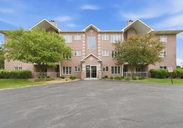 Homes for sale in Orland Park, IL | 11535 Settlers Pond Wy #8-1B, Orland Park, IL 60467 | MLS# 12665260