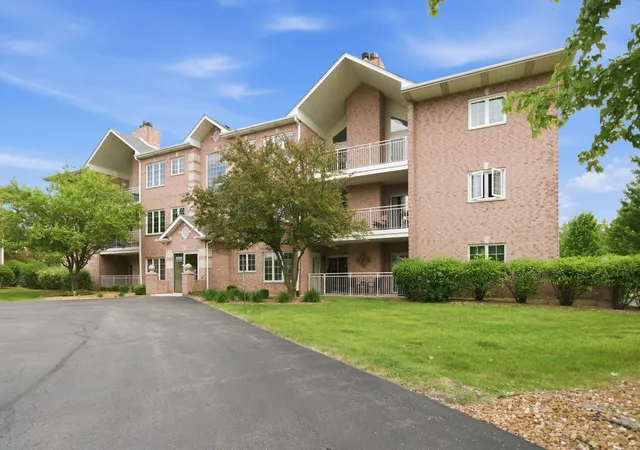 Homes for sale in Orland Park, IL | 11535 Settlers Pond Wy #8-1B, Orland Park, IL 60467 | MLS# 12665260