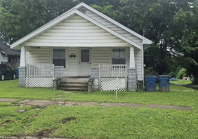 Homes for sale in Mt Vernon, IL | 2207 Casey Ave, Mt Vernon, IL 62864 | MLS# 12665364